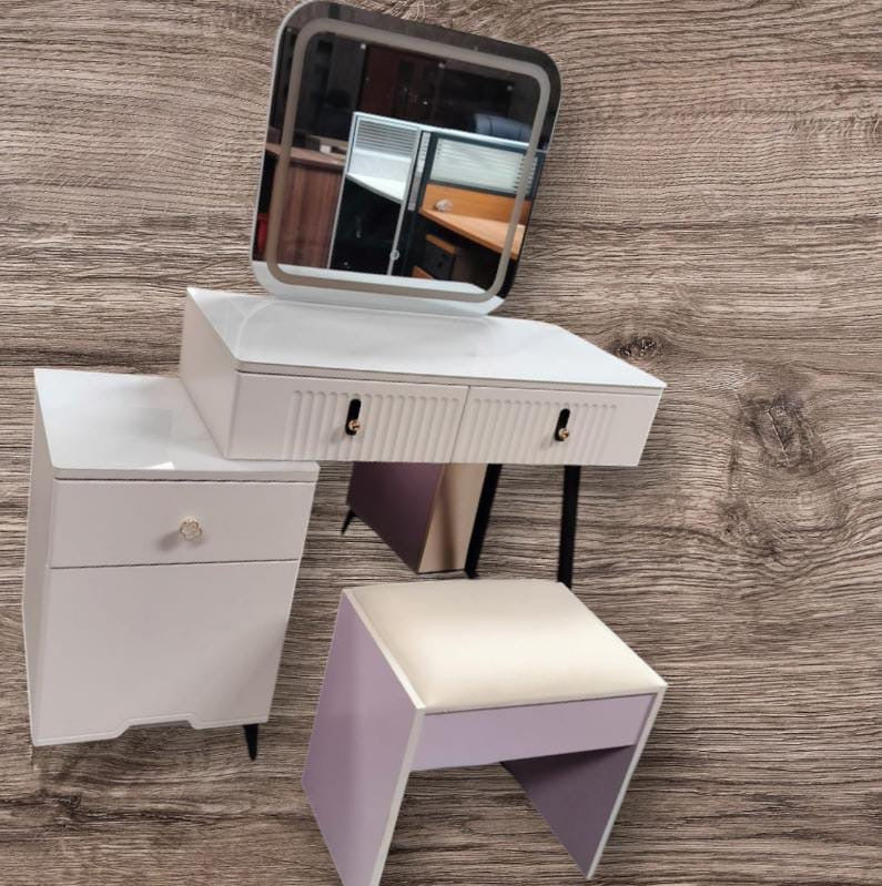 Elegant Dressing Table With Lighting mirrors