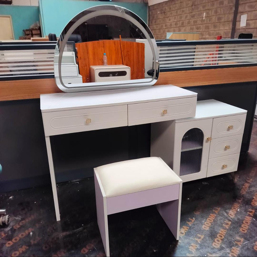 Elegant Dressing Table With Lighting mirrors