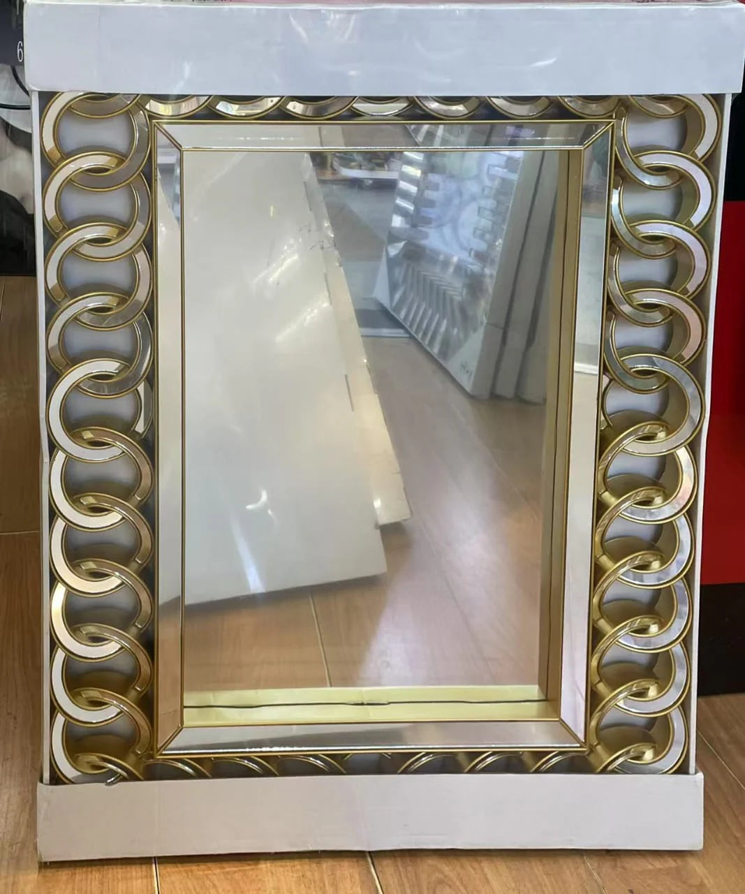 Luxury Decorative Wall Mirror – Gold (74x57cm)